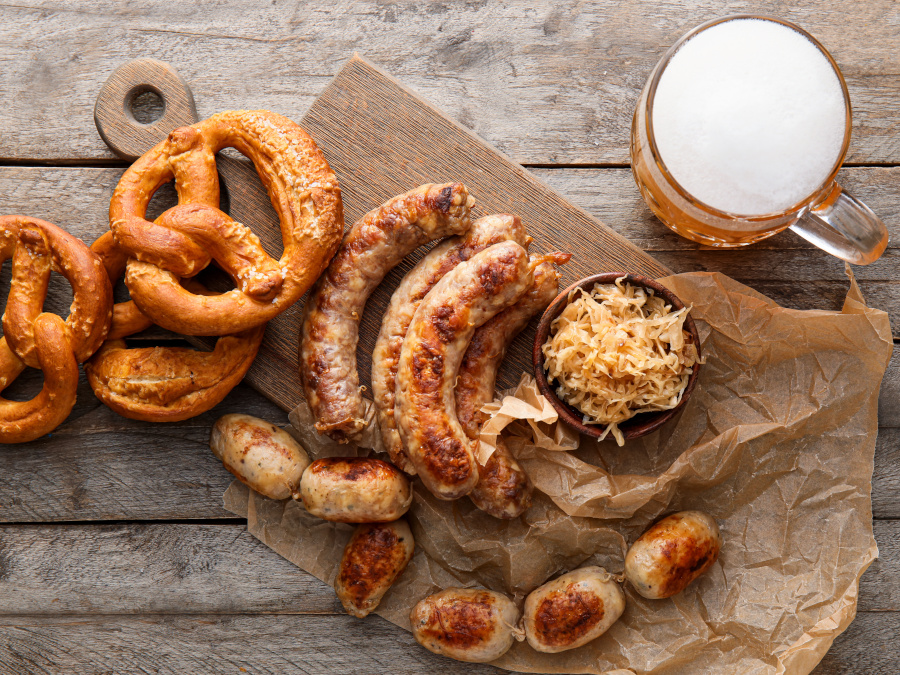 プレッツェルとソーセージとビール