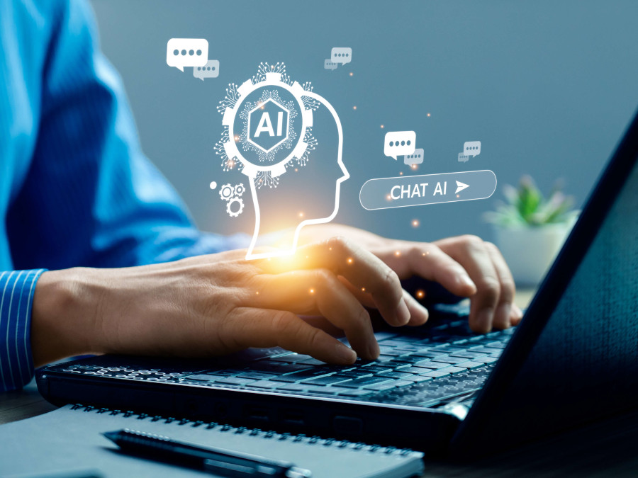 パソコンを打つ人