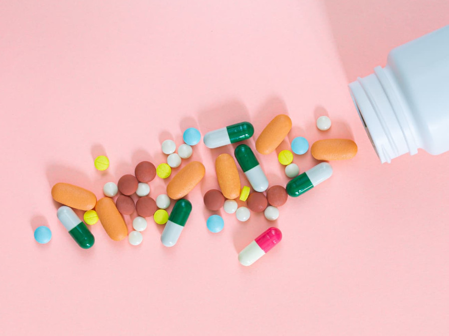 瓶からこぼれる薬