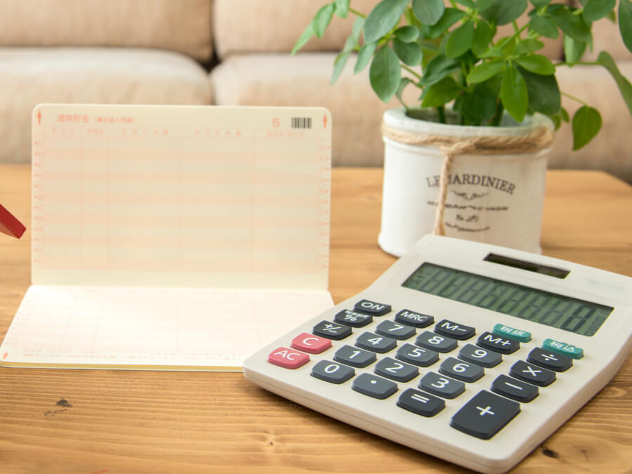 通帳と電卓