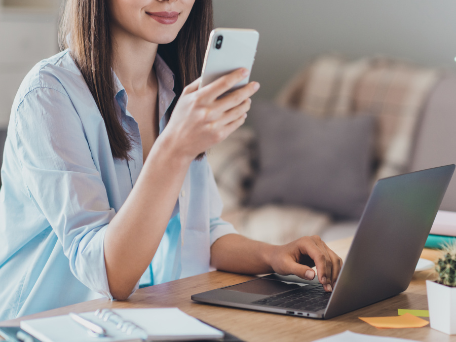 携帯を触る女性